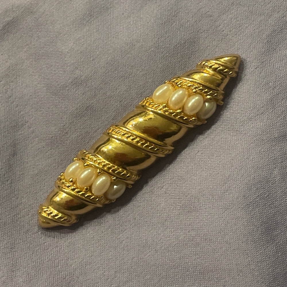 Richelieu wide bar type brooch EUC bright Goldtone with faux pearl embellishment